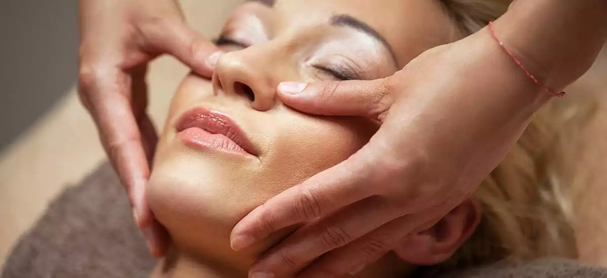 Dobroczynny wpływ masażu twarzy na kondycję cery 